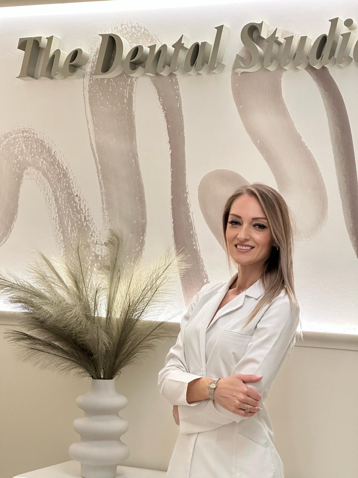 Dr. Corina Primavera Tocaci, în halat alb, la The Dental Studio